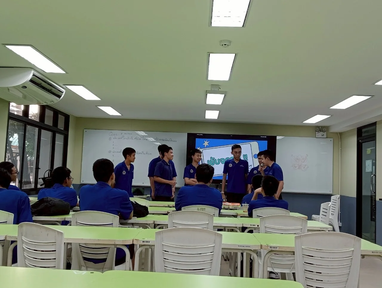 มาพับเครื่องบินกระดาษกันเถอะ !! activity image 1